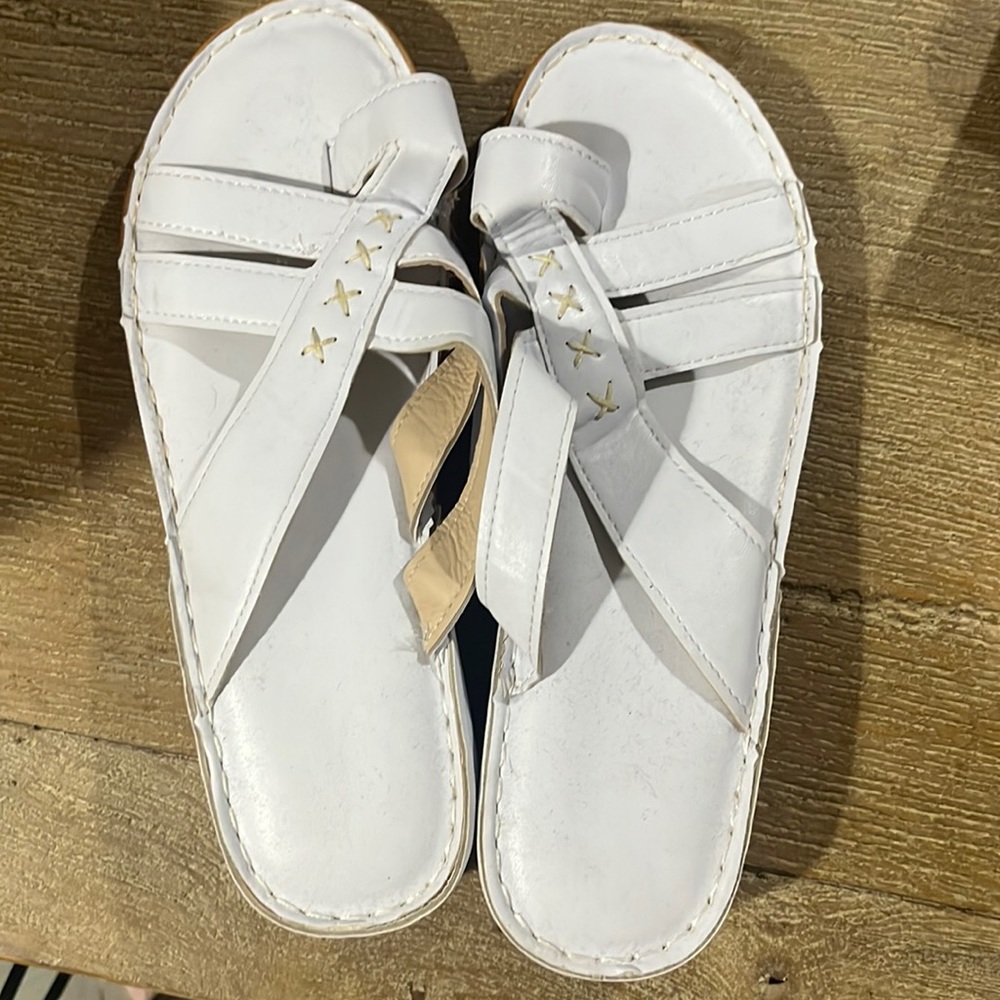 New size 8 white sandals